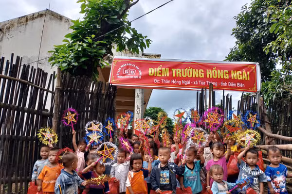 Học sinh điểm trường Hồng Ngài, Trường Mầm non Huổi Só, xã Tủa Thàng lần đầu đón Tết Trung Thu cùng những phần quà đầy ý nghĩa từ Báo Giáo dục và Thời đại cùng nhóm thiện nguyện Hoa Hoàng.