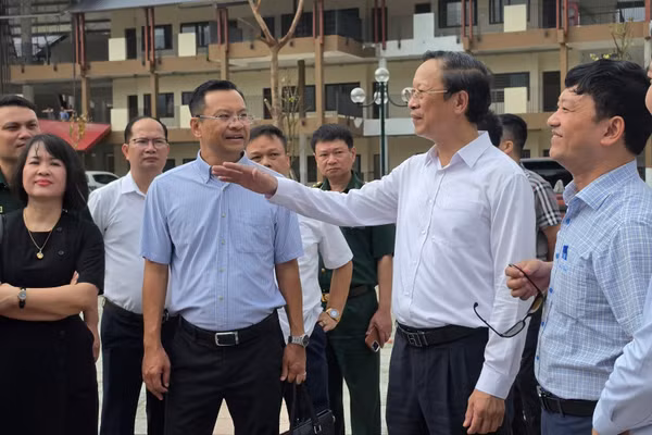 Thứ trưởng Thường trực Bộ GD&ĐT cùng đoàn công tác kiểm tra tiến độ thi công tại Trường PTNT TH&THCS Mường Khương, xã Mường Khương, tỉnh Lào Cai.