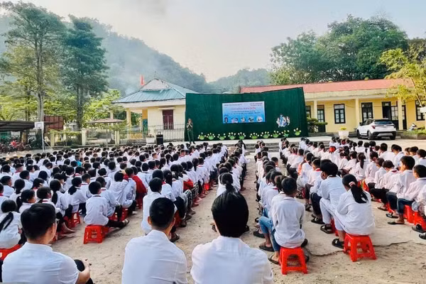 Học sinh Trường PTDTBT TH Mường Nhé trong tiết chào cờ đầu tuần.
