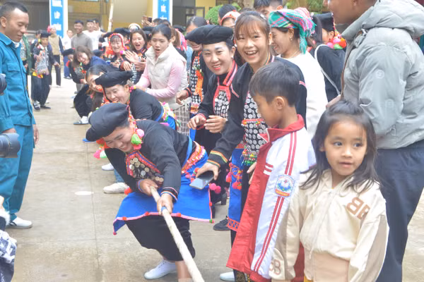 Nhân dân thi kéo co.