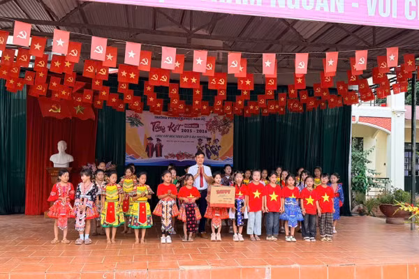 Đại diện BGH nhà trường tặng quà động viên đội văn nghệ.