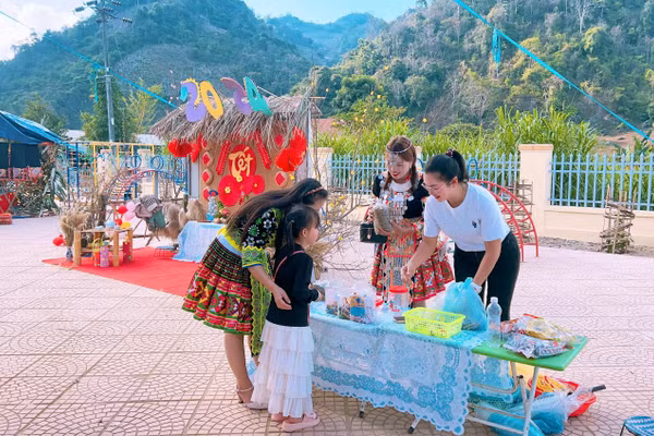 Giáo dục truyền thống qua hoạt động trải nghiệm tại Trường Mầm non Ta Ma.