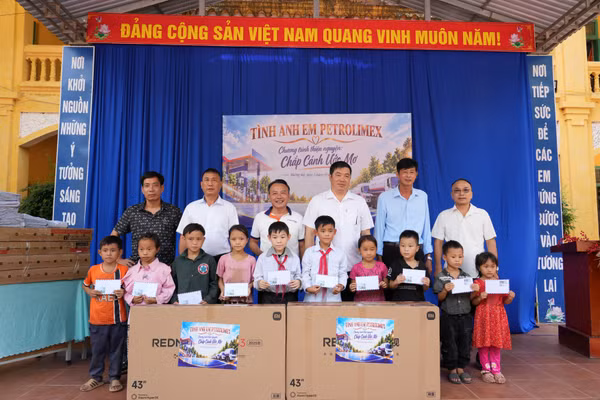 Đại diện nhà tài trợ cùng lãnh đạo chính quyền, BGH nhà trường trao quà cho học sinh.