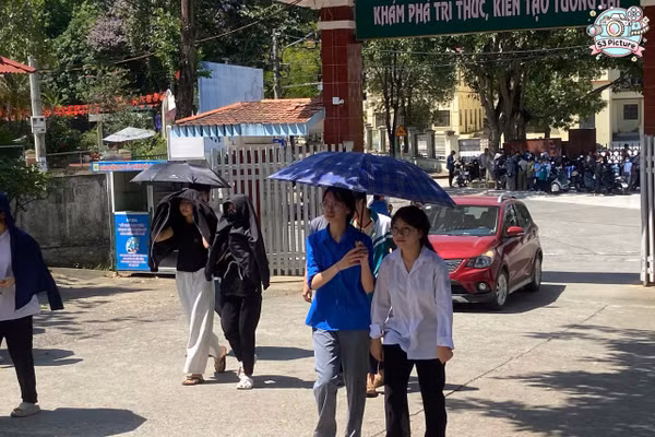 Thí sinh đến trường thi được hỗ trợ bởi lực lượng tình nguyện viên.