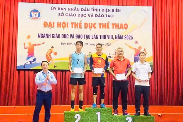 Thầy giáo Lê Thanh Hải đại diện cho đội tuyển bóng chuyền nam nhận giải tại Đại hội thể dục thể thao ngành GD&ĐT Điện Biên năm 2025. (Ảnh: Trường PTDTNT THPT Mường Nhé).