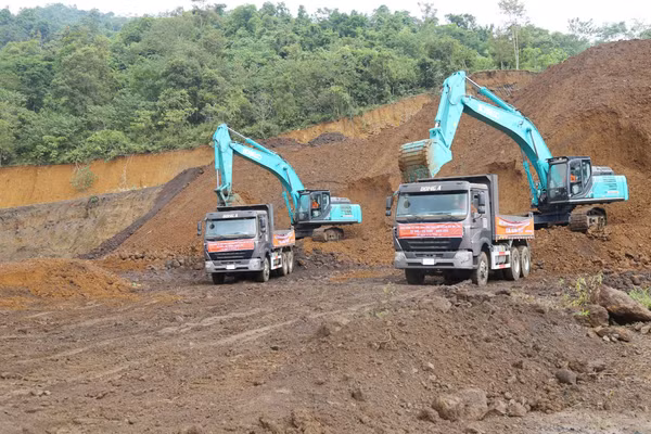 Những phần quặng sắt đầu tiên được xúc lên xe, vận chuyển từ mỏ Quý Xa tới Nhà máy Gang thép Việt Trung (khu công nghiệp Tằng Loỏng, Lào Cai).