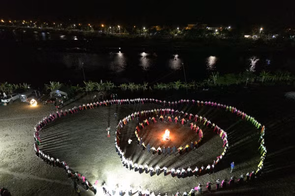 Vũ điệu đoàn kết bên dòng Đà Giang.