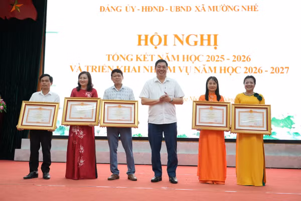 Thừa ủy quyền của Thủ tướng Chính phủ, ông Nguyễn Văn Úy - Chủ tịch UBND xã Mường Nhé trao Bằng khen của Thủ tướng Chính phủ cho các cá nhân có thành tích xuất sắc.