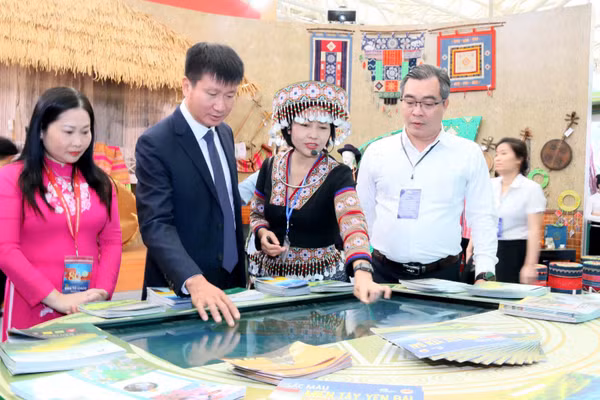 Ông Trần Huy Tuấn - Chủ tịch UBND tỉnh Lào Cai (thứ 2 bên trái) tham quan gian hàng tại triển lãm. 