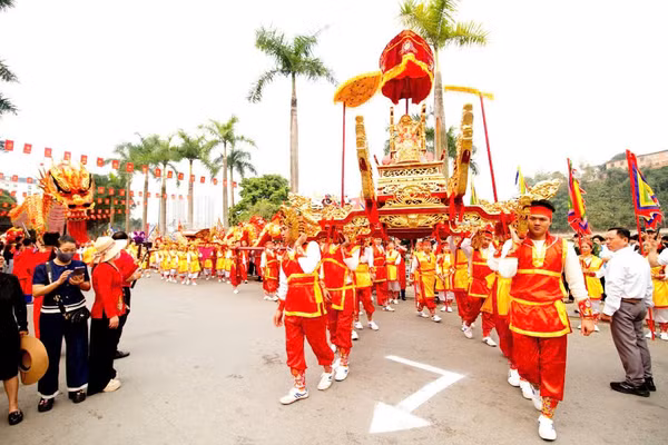 Kiệu được rước tới trước sân Đền Thượng.