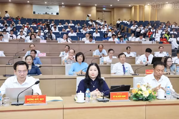 Các đại biểu dự hội nghị (Ảnh: Báo và Phát thanh, Truyền hình Lào Cai).