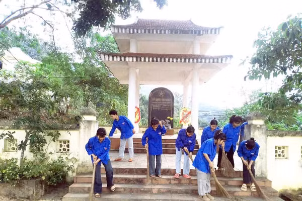 Học sinh Trường PTDTBT THCS Mường Pồn lao động, dọn vệ sinh quanh khu vực bia tưởng niệm các Anh hùng Liệt sĩ.