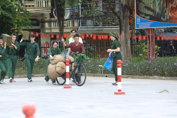 Học sinh hai nước tham gia trải nghiệm “Chúng tôi là chiến sĩ Điện Biên” tại Bảo tàng Chiến thắng lịch sử Điện Biên Phủ.