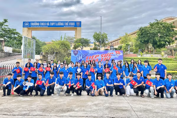 Học sinh Trường THCS và THPT Lương Thế Vinh, tỉnh Điện Biên ra quân tiếp sức mùa thi.