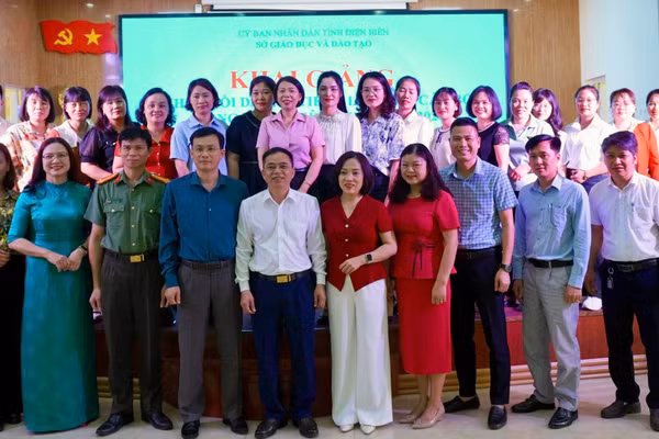Các đại biểu cùng học viên chụp ảnh lưu niệm tại Lễ khai giảng.