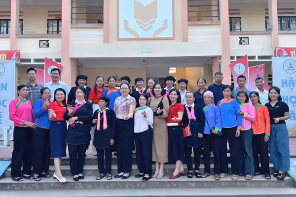 Các học viên lớp xóa mù chữ phường Lào Cai chụp ảnh lưu niệm cùng giáo viên và lãnh đạo phường.