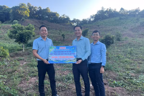 Đại diện Báo Giáo dục và Thời đại trao tặng kinh phí hỗ trợ.