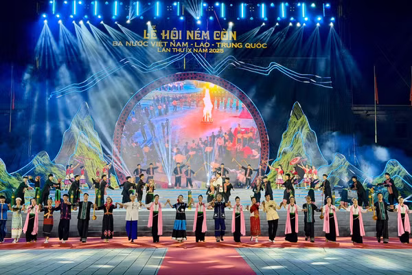 Chương trình nghệ thuật chào mừng khai mạc Lễ hội ném còn có sự tham gia của gần 200 diễn viên, nghệ nhân đến từ các đoàn Điện Biên, Lai Châu, Phong-sa-ly, huyện Giang Thành và thành phố Phổ Nhĩ.