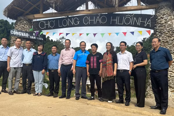 Lãnh đạo Sở Văn hóa, Thể thao và Du lịch tỉnh Điện Biên thăm mô hình du lịch cộng đồng Huổi Nhả.