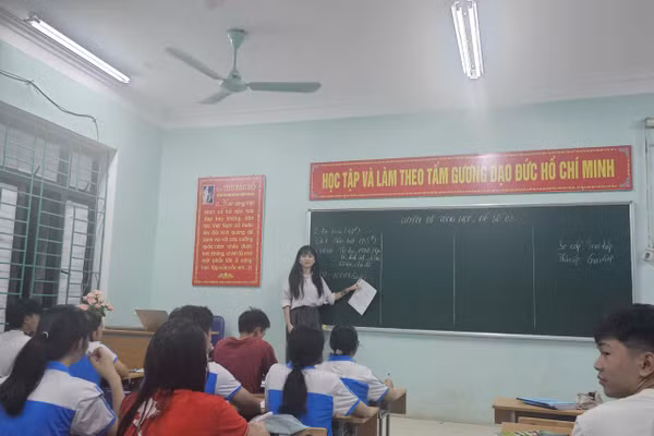 Giữa đêm hè tĩnh mịch, cô trò vẫn miệt mài ôn luyện trong thời điểm "nước rút".