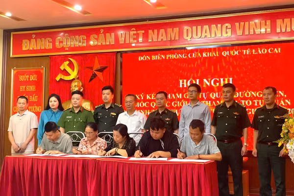 Các hộ gia đình sinh sống tại khu vực biên giới cùng lực lượng Bộ đội Biên phòng ký kết Tự quản đường biên, mốc giới và Tự quản an ninh trật tự.
