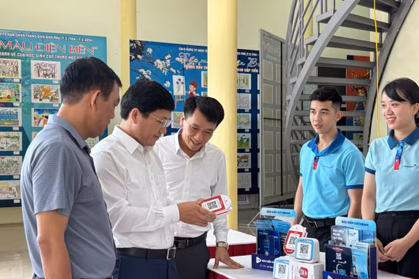 Ông Mùa A Vảng (thứ 2 tính từ bên trái).