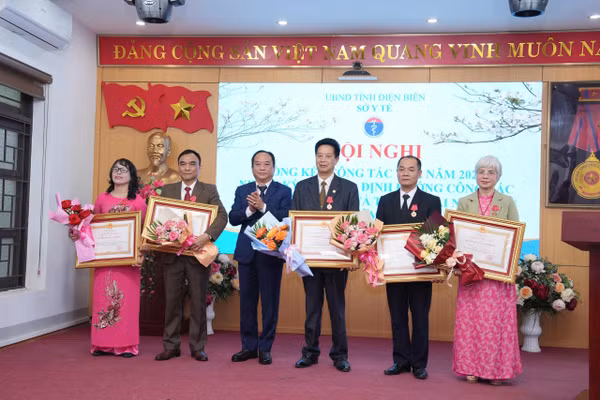 Trao Huân chương Lao động hạng Nhì, Ba cho các cá nhân.