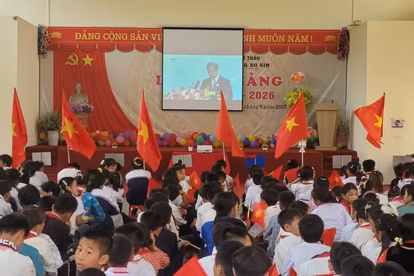 Trường PTDTBT THCS Leng Su Sìn, xã Sín Thầu khai giảng năm học mới.