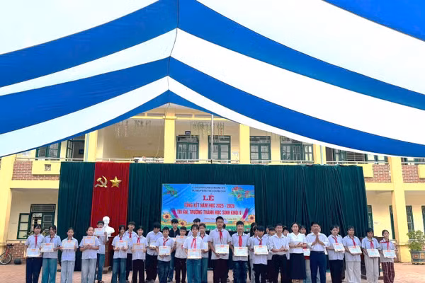 Trao thưởng cho các cá nhân đạt danh hiệu học sinh xuất sắc – học sinh giỏi.