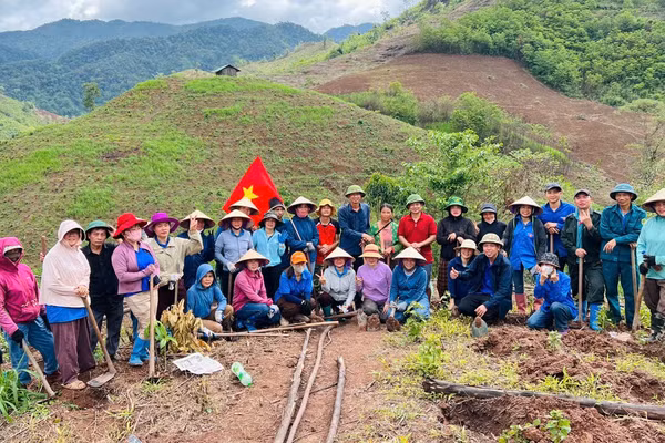 Chụp ảnh lưu niệm tại thực địa.