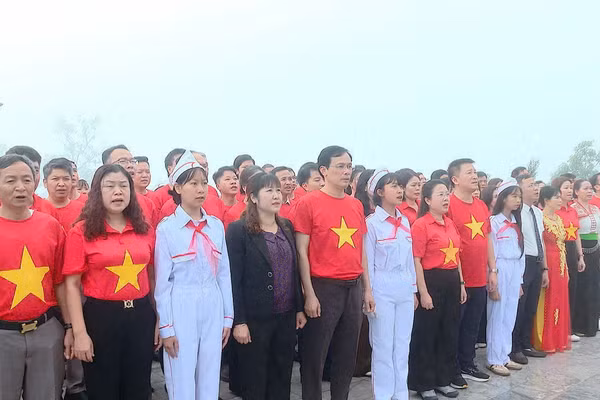 Đoàn công tác của ngành GD&ĐT Điện Biên hát Quốc ca trong nghi thức chào cờ.