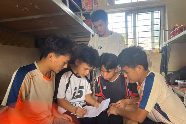 Em Giàng Công Mống (thứ 2 tính từ bên trái) trao đổi kiến thức với các bạn ngoài giờ trên lớp.