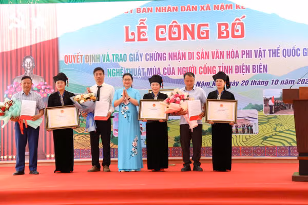 Lãnh đạo Sở VHTT&DL tỉnh Điện Biên trao Quyết định và chứng nhận Di sản văn hóa phi vật thể quốc gia Nghệ thuật múa của người Cống.