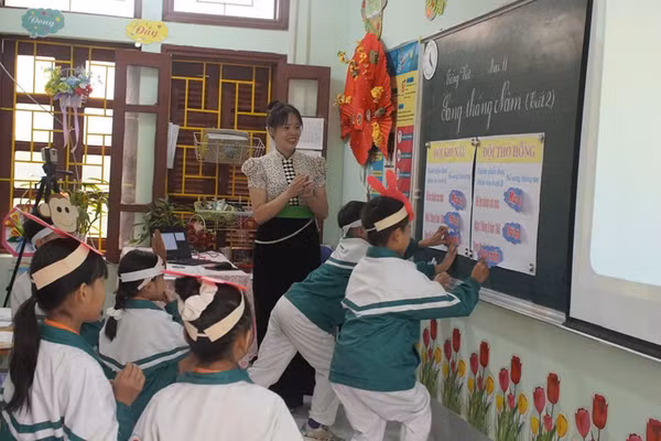 Một tiết học của cô trò tại xã Chiềng Sinh.