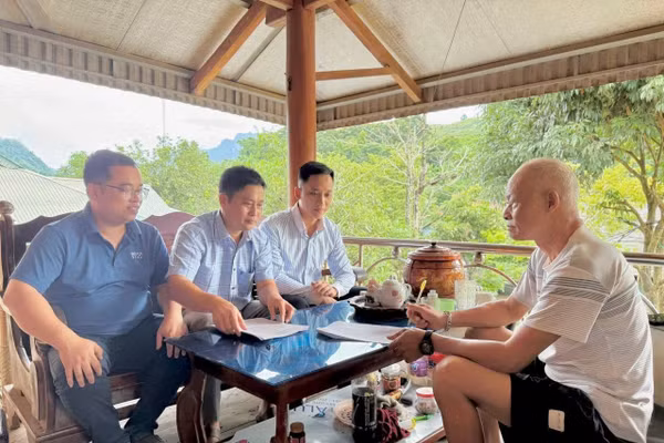 Cán bộ xã Nậm Nèn vận động nhân dân chăn nuôi gia súc, gia cầm chấp hành quy định về bảo vệ môi trường.