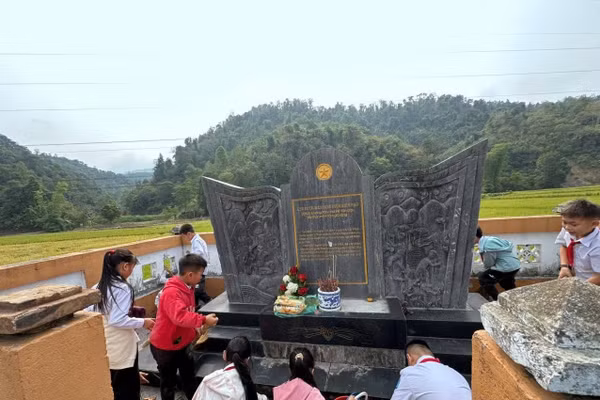 Một buổi lao động, dọn vệ sinh khu vực bia tưởng niệm Anh hùng Liệt sĩ Bế Văn Đàn do thầy trò nhà trường tổ chức.