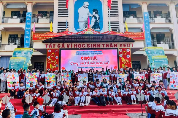 Học sinh Trường Tiểu học Bắc Lệnh và Trường THCS Lý Tự Trọng chụp ảnh lưu niệm cùng các thầy cô.