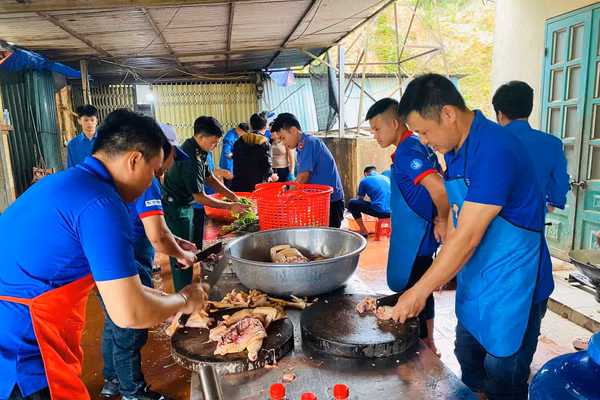 Công tác chuẩn bị cho bữa trưa ngày 11/6.