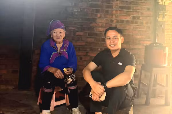 Ông Cao Bá Quý (bên phải ảnh) là cán bộ lãnh đạo có nhiều năm cống hiến tại khu du lịch quốc gia Sa Pa.