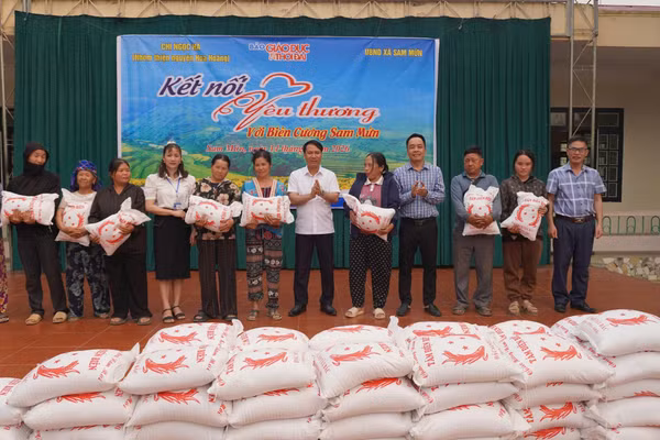 Đại diện Báo Giáo dục và Thời đại cùng chính quyền xã Sam Mứn chuyển tặng gần 1,2 tấn gạo cho 117 hộ gia đình nghèo trên địa bàn.