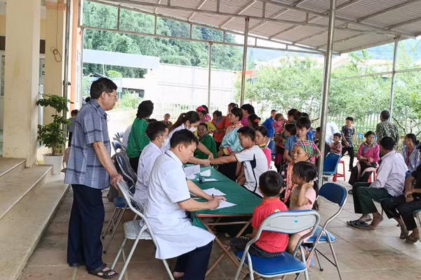 Cán bộ y tế tại Điện Biên tăng cường khám, chữa bệnh miễn phí cho người dân dịp cuối tuần.