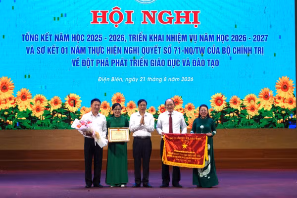 Bảy cá nhân ngành Giáo dục Điện Biên được trao Huân chương Lao động hạng Ba