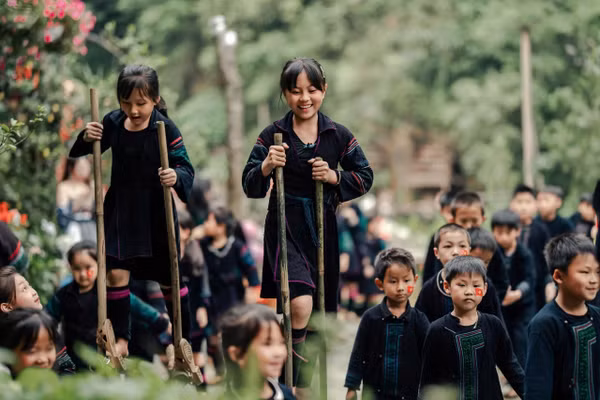 Học sinh tại xã Tả Van cùng tham gia vào hoạt động du lịch văn hóa cộng đồng trên địa bàn.