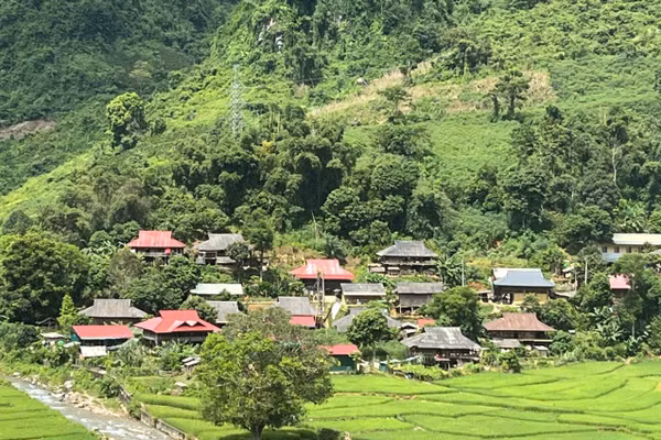 Những bản làng ở Điện Biên đang "thay da, đổi thịt".