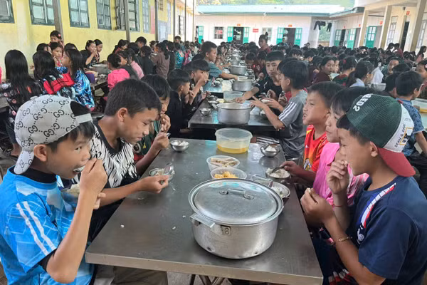Một bữa ăn của học sinh bán trú.