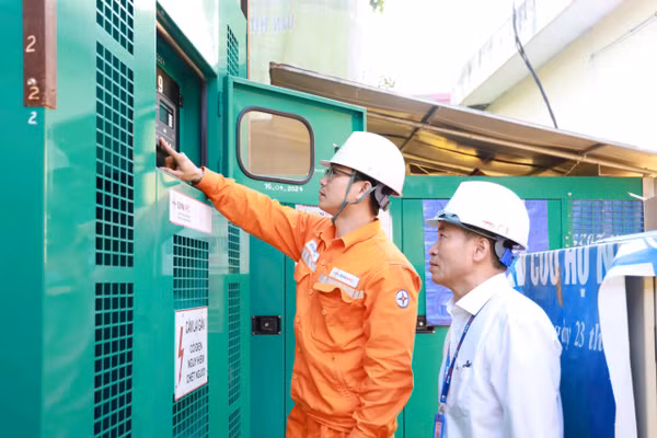 Công nhân ngành Điện kiểm tra an toàn hệ thống.