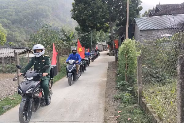 Ra quân tuyên truyền phục vụ công tác bầu cử ở khu vực biên giới.