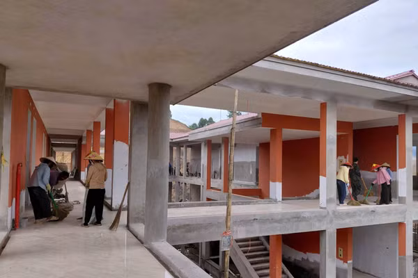 Cán bộ các cơ quan, đoàn thể tại xã hỗ trợ nhà thầu dọn dẹp, hoàn thiện công trình.