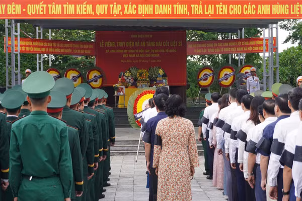 Các đại biểu thực hiện nghi thức truy điệu, an táng hài cốt liệt sĩ.