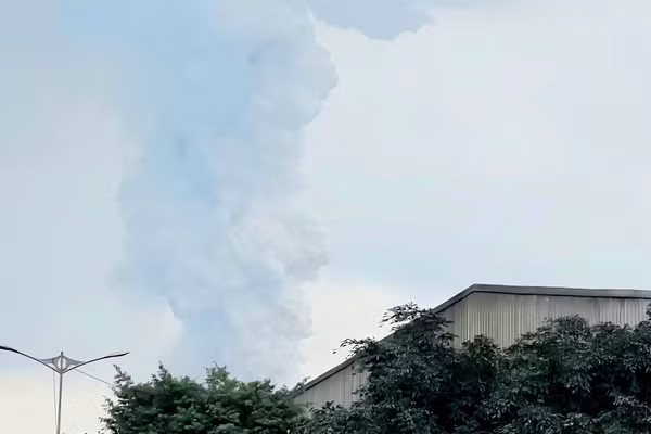 Đám khói bốc lên sau tiếng nổ lớn xảy ra vào trưa 23/2.